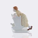 Mädchen an einer Wiege - Bild 2