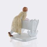 Mädchen an einer Wiege - Bild 3