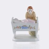 Mädchen an einer Wiege - Bild 4