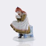 Lesendes Mädchen, auf einer Truhe sitzend - Bild 1