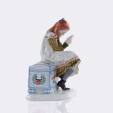 Lesendes Mädchen, auf einer Truhe sitzend - Bild 2