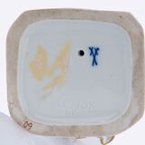 Lesendes Mädchen, auf einer Truhe sitzend - Bild 4