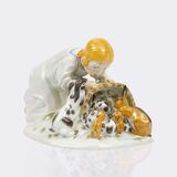 Mädchen vor einem Korb mit Kaninchen