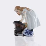 Mädchen mit Puppenwagen - Bild 1