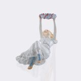 Großes liegendes Mädchen mit Blumenkranz - Bild 2