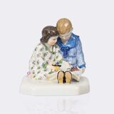 Zwei Kleinkinder mit Bilderbuch