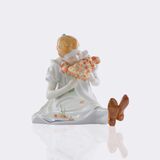 Großes sitzendes Mädchen mit Blumenstrauß - Bild 1