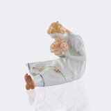 Großes sitzendes Mädchen mit Blumenstrauß - Bild 2