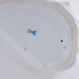 Großes sitzendes Mädchen mit Blumenstrauß - Bild 5