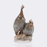 Großes Perlhuhn-Paar auf Terrainsockel