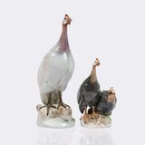 Zwei Tierfiguren 'Perlhuhn-Paar und einzelnes Perlhuhn auf Terrainsockel'