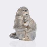 Großes sitzendes Affenpaar