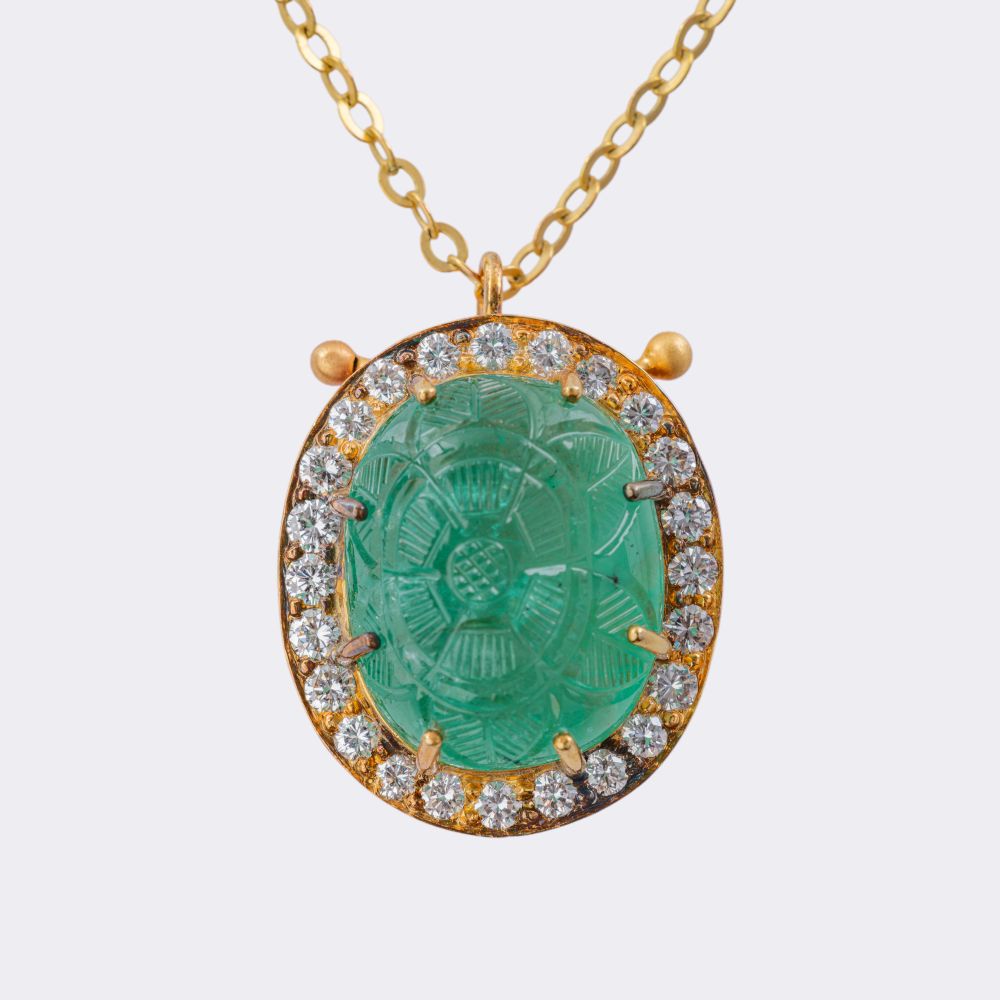 Emerald brilliant pendant with flower decoration on chain