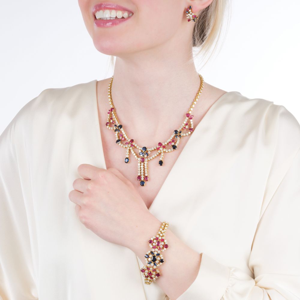 Außergewöhnliche Rubin Saphir Brillant Parure: Collier, Armband und Paar Ohrringe - Bild 7