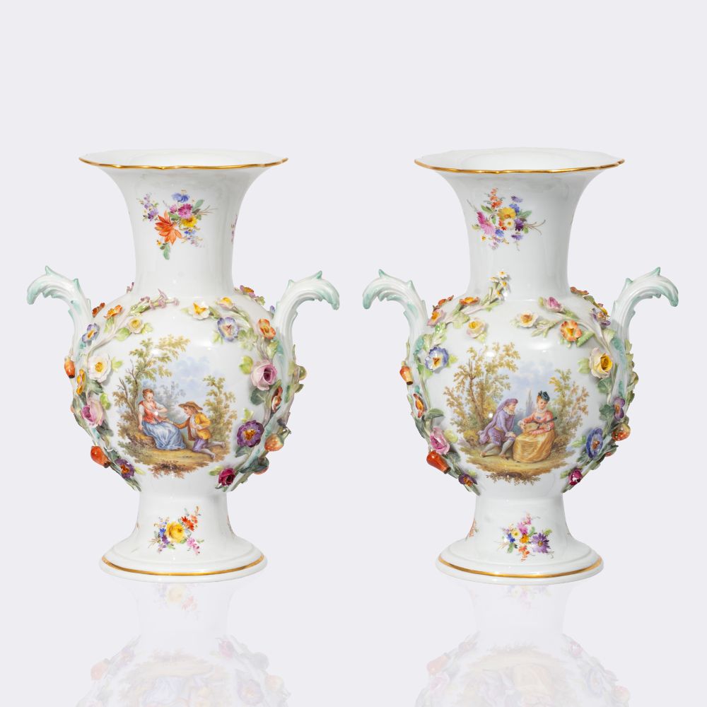 Paar Vasen mit Watteau- und Blumenmalerei