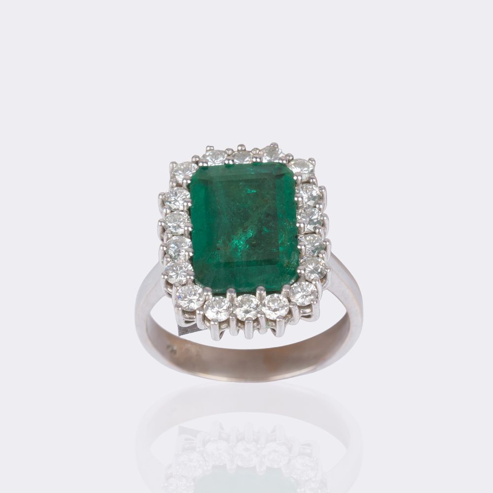 Emerald ring with diamond trim - image 3