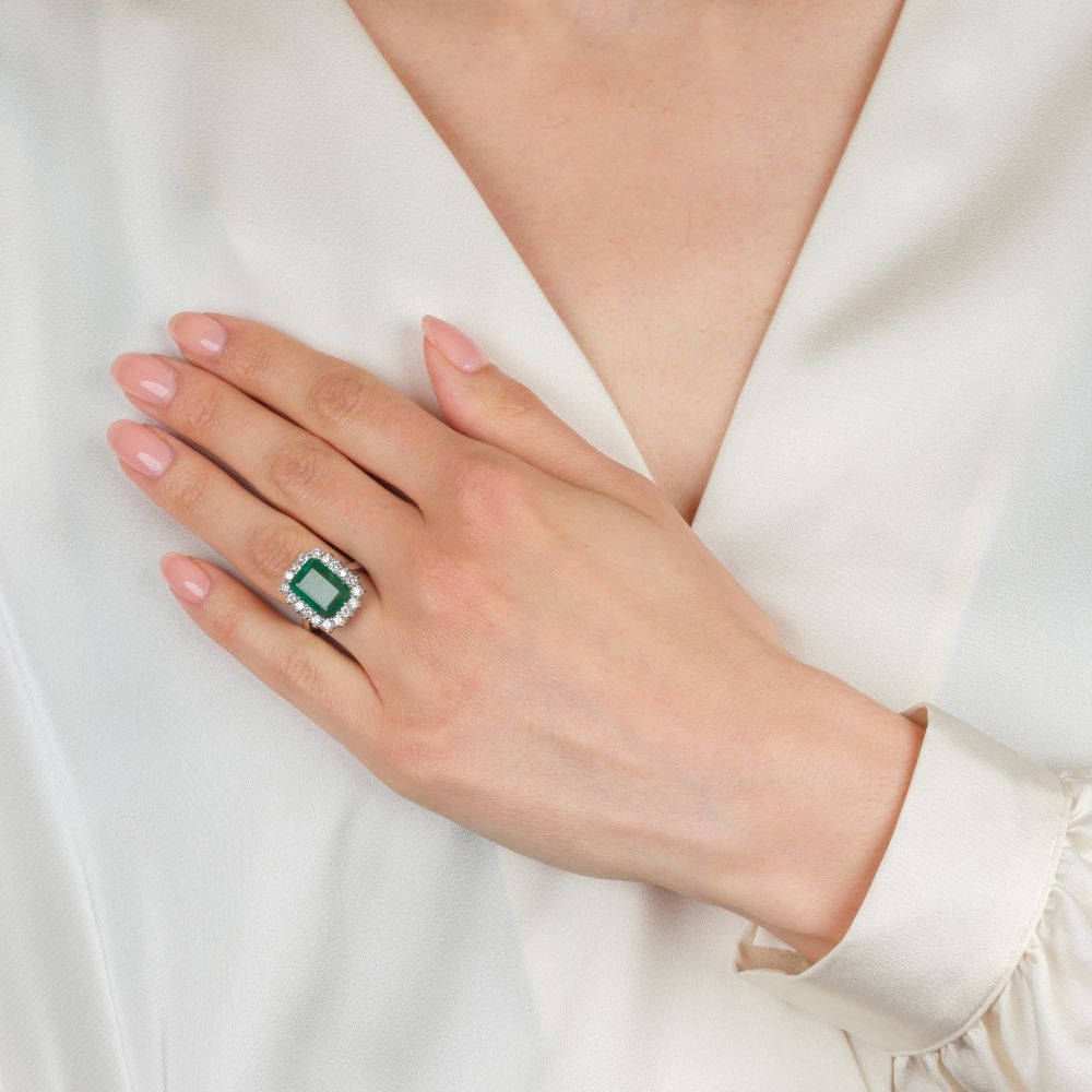 Emerald ring with diamond trim - image 4