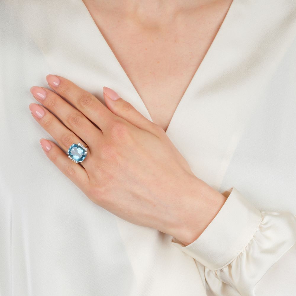 Aquamarine Ring with Diamonds - image 4