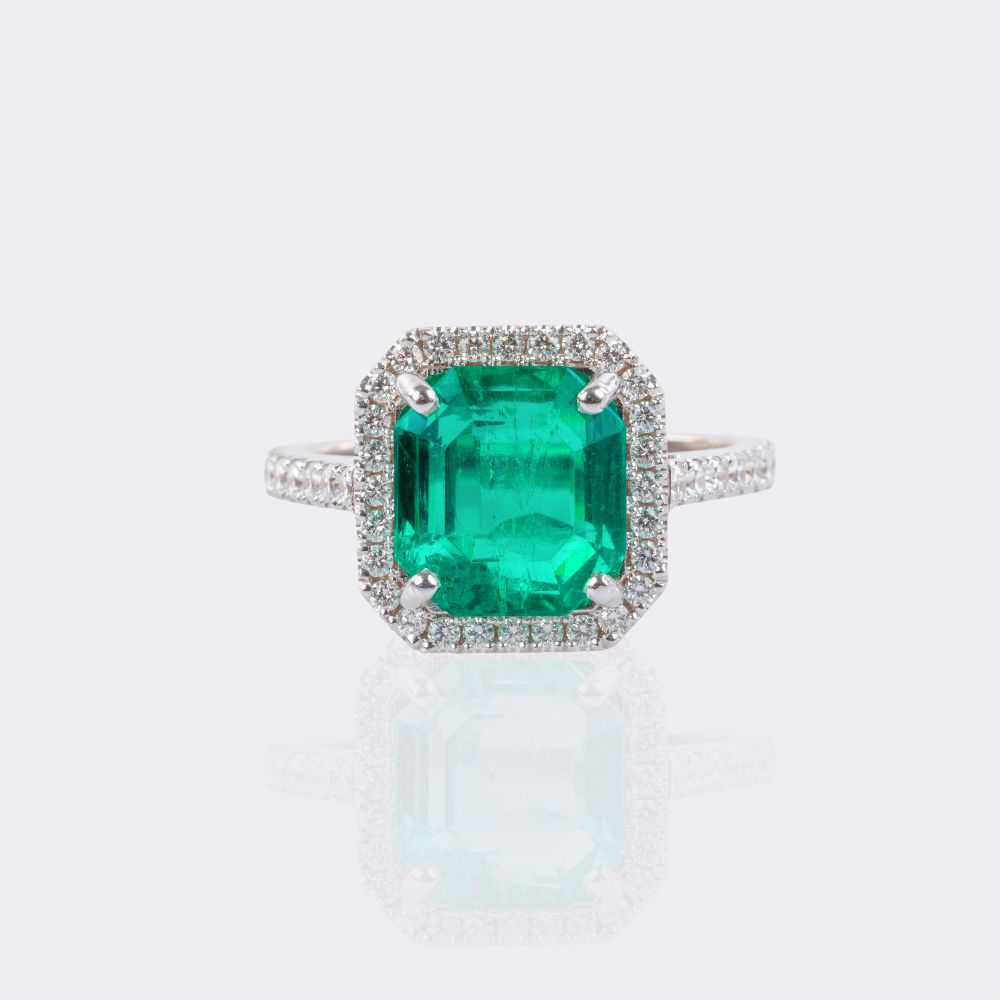 Vivid Emerald Ring with Diamonds