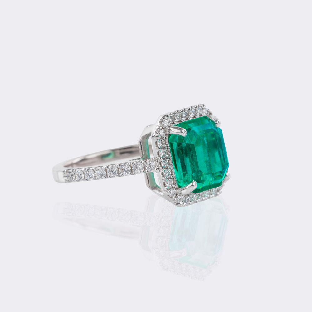 Vivid Emerald Ring with Diamonds - image 2