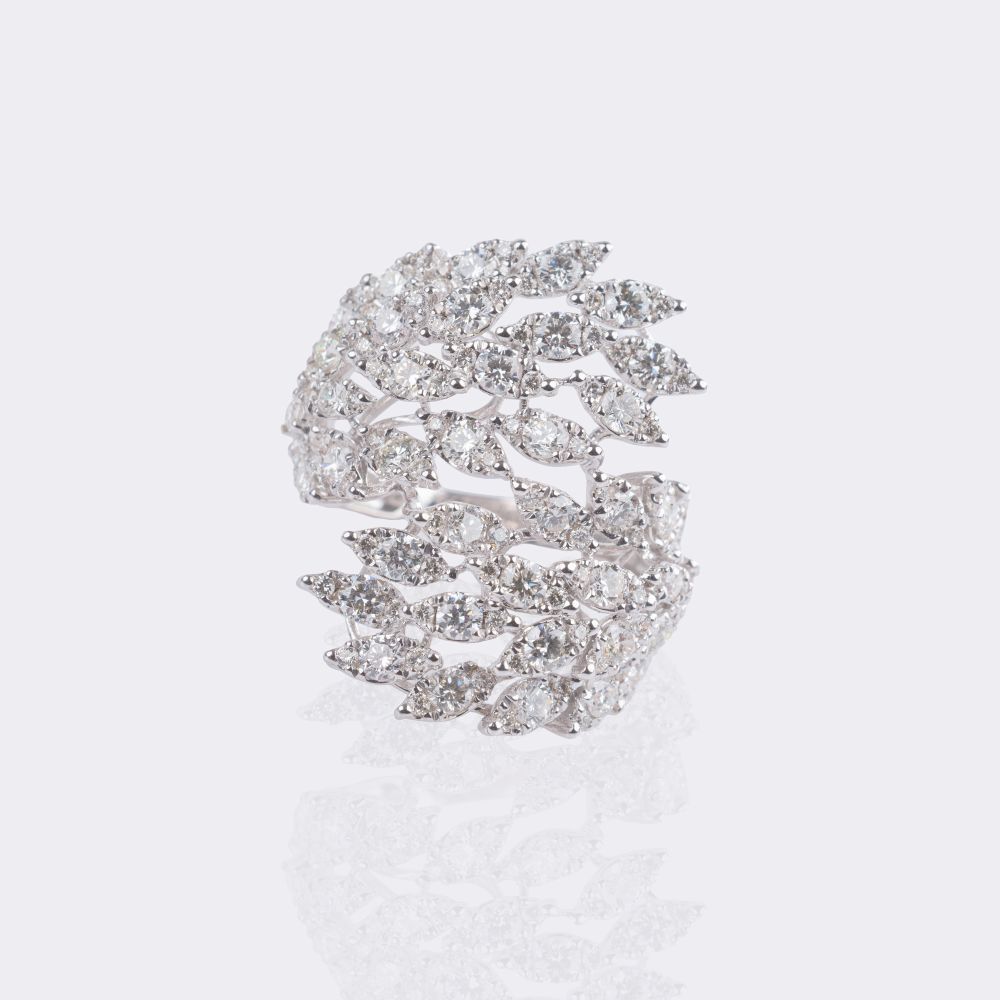 Filigraner Cross-Over Ring mit fein-weißen Brillanten