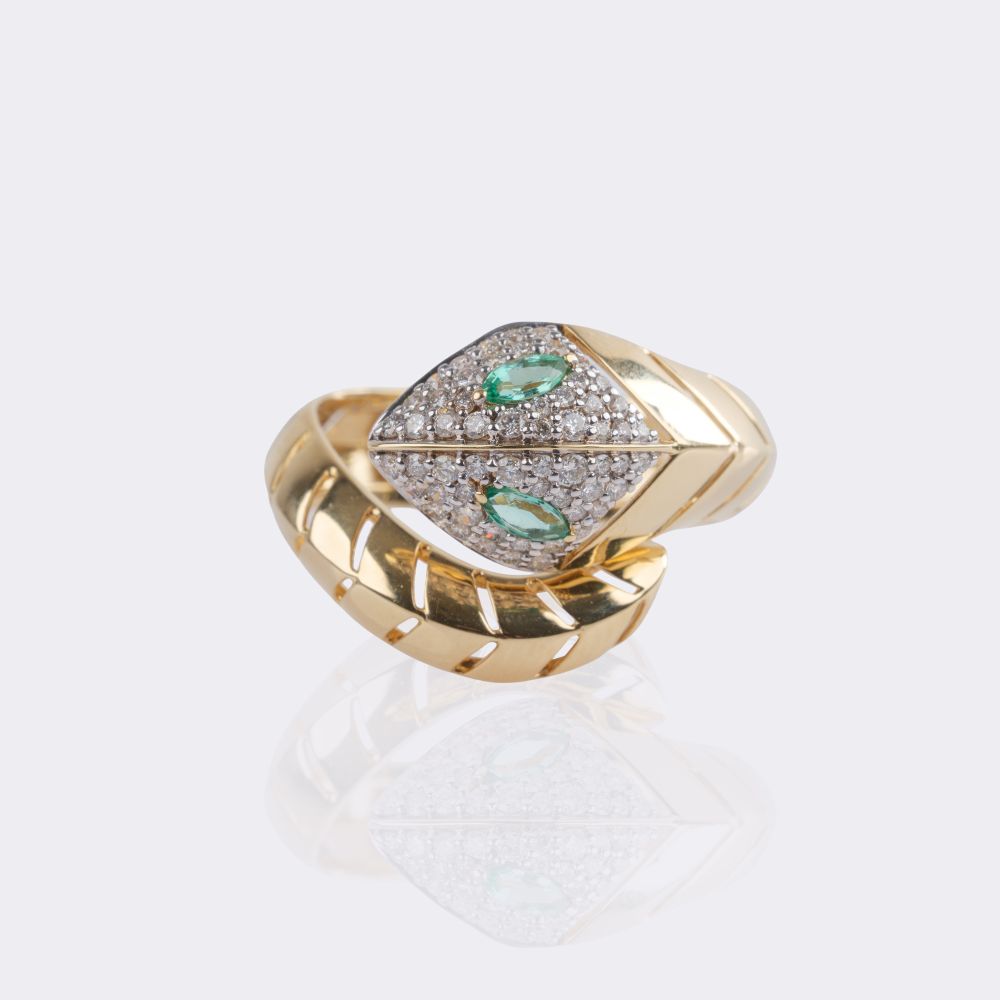 Schlangen-Ring mit Brilanten und Smaragd Besatz