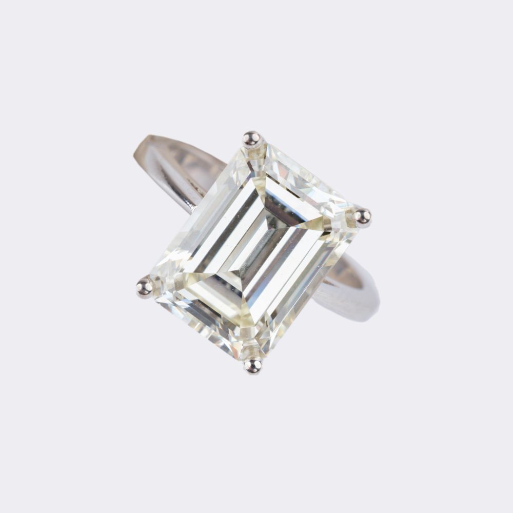 Hochkarätiger Solitär Ring mit Emerald Cut Diamant