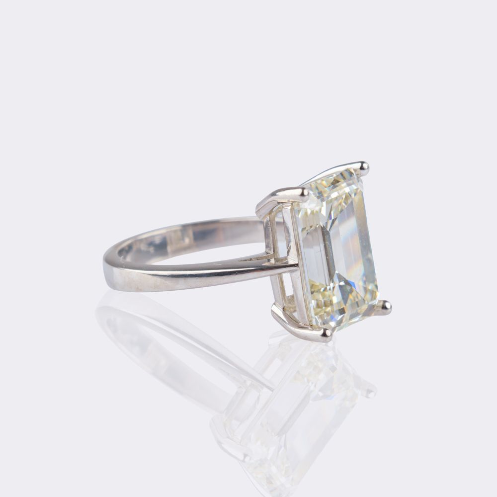 Hochkarätiger Solitär Ring mit Emerald Cut Diamant - Bild 3