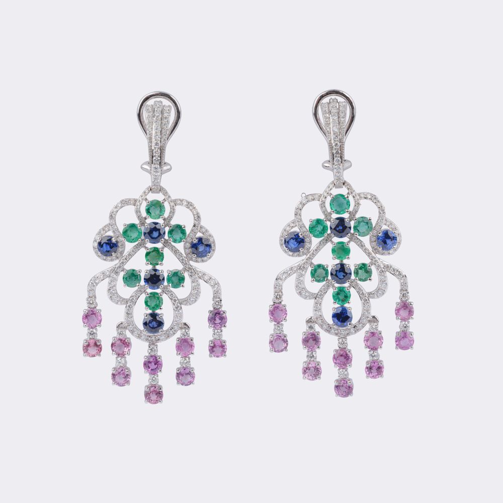 Paar Ohrchandeliers mit zweifarbigen Saphiren, Smaragden und Brillanten