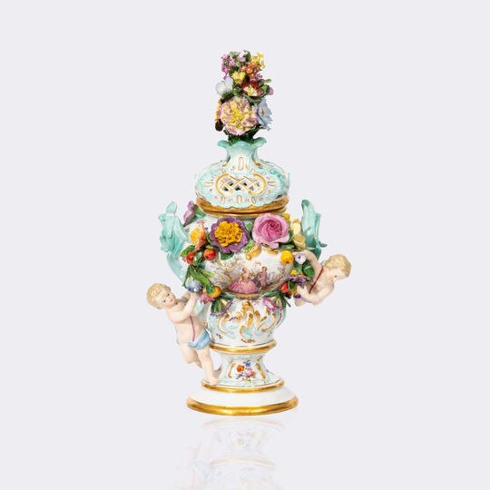 Potpourri-Vase mit Amoretten