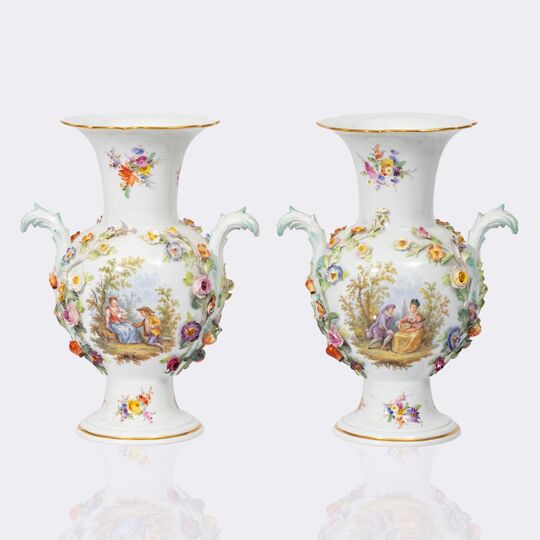 Paar Vasen mit Watteau- und Blumenmalerei