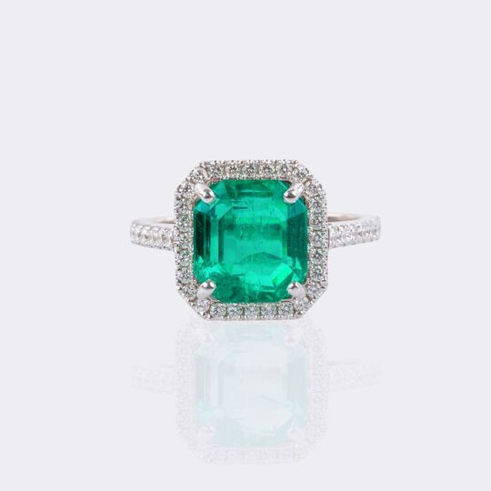 Vivid Emerald Ring with Diamonds