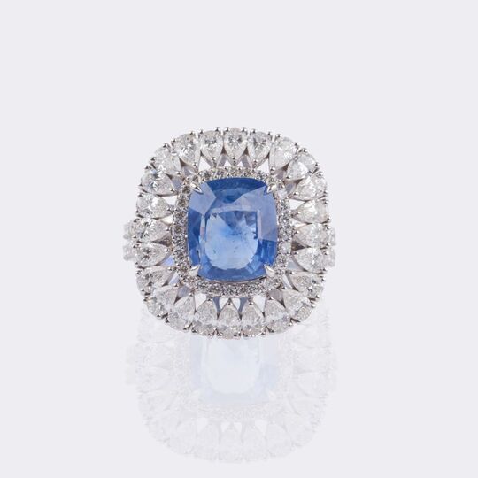 Natürlicher Ceylon Saphir Ring mit fein-weißen Diamanten
