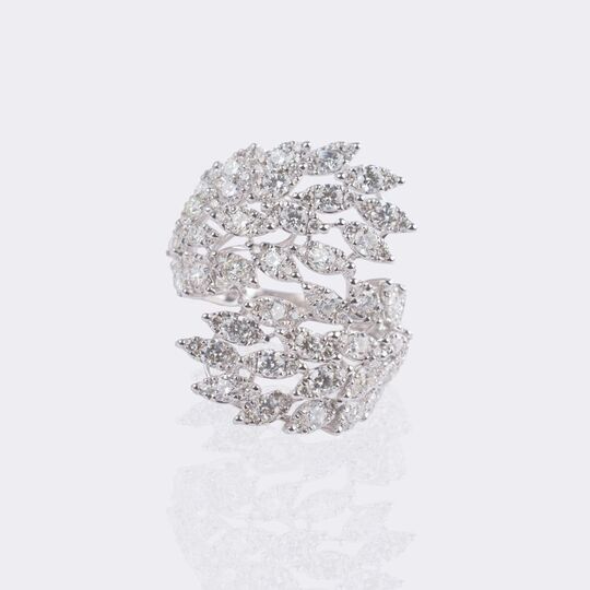 Filigraner Cross-Over Ring mit fein-weißen Brillanten