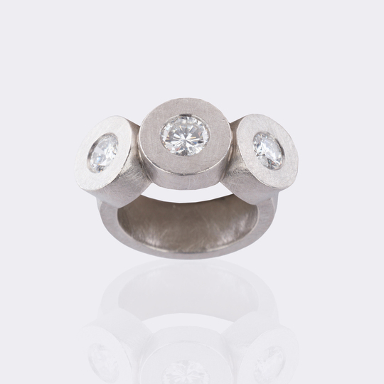 Modern brilliant ring