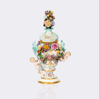 Potpourri-Vase mit Amoretten
