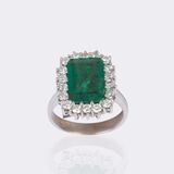 Emerald ring with diamond trim - image 3