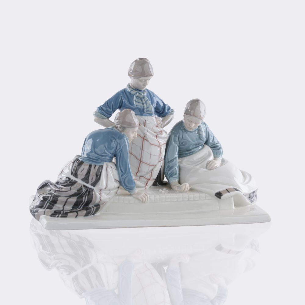 Three Dutch girls playing - image 2