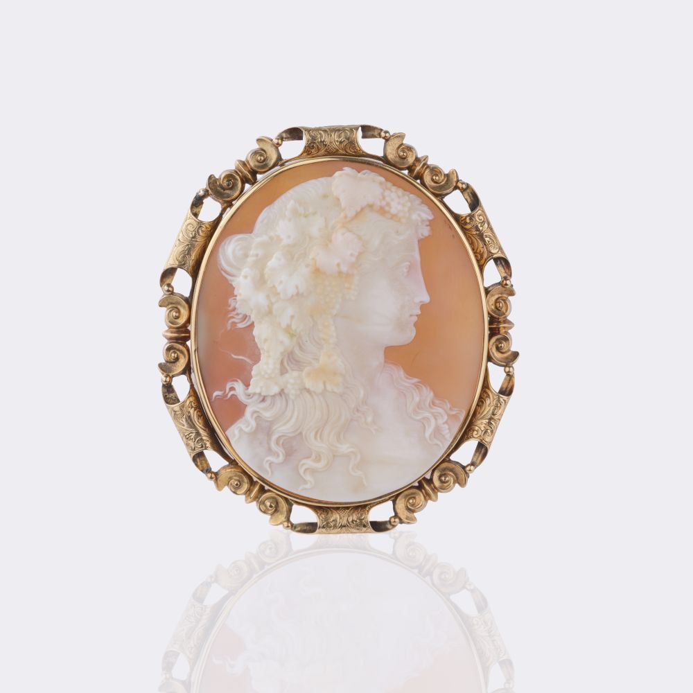 Large antique Cameo Brooch 'Bacchantin'