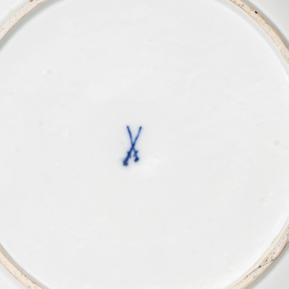 A large plate from the dinner service for Field Marshal Burchard Christoph von Münnich - image 2