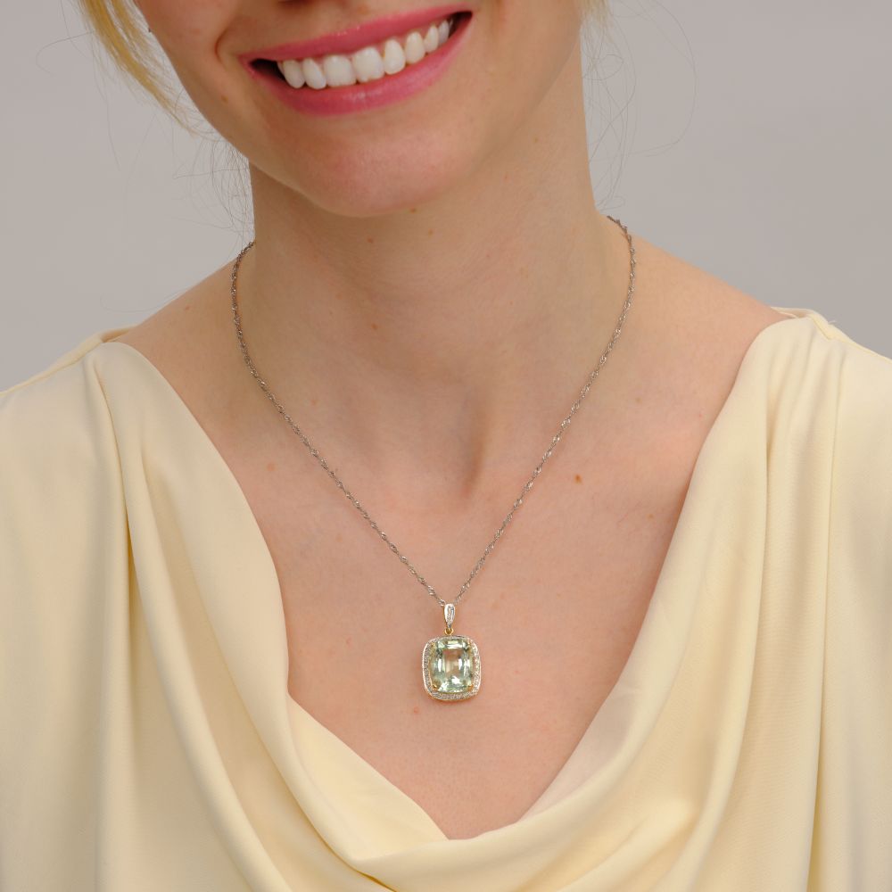 Beryl Diamond pendant on chain - image 3