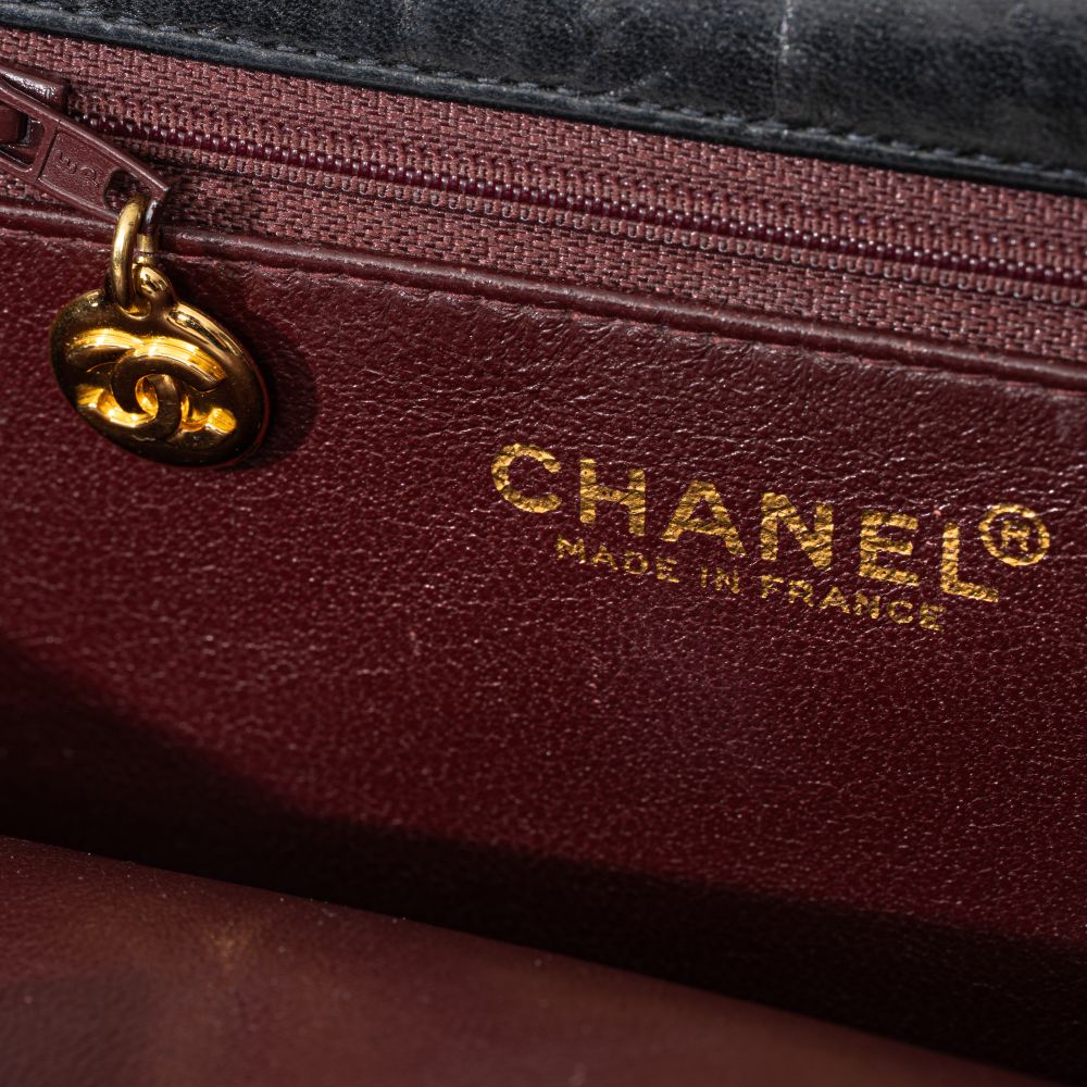 Classic Flap Bag Medium - image 6