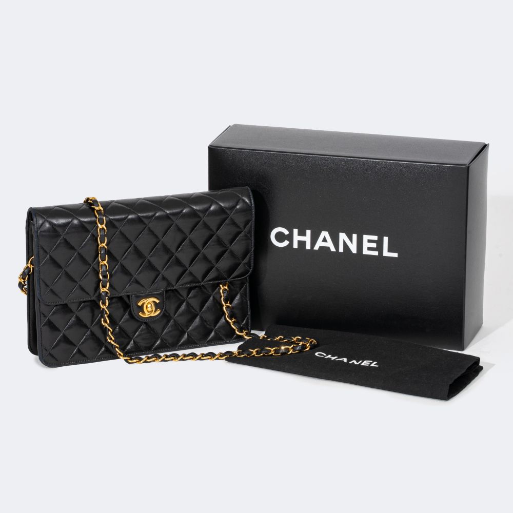 Classic Flap Bag Medium - image 7