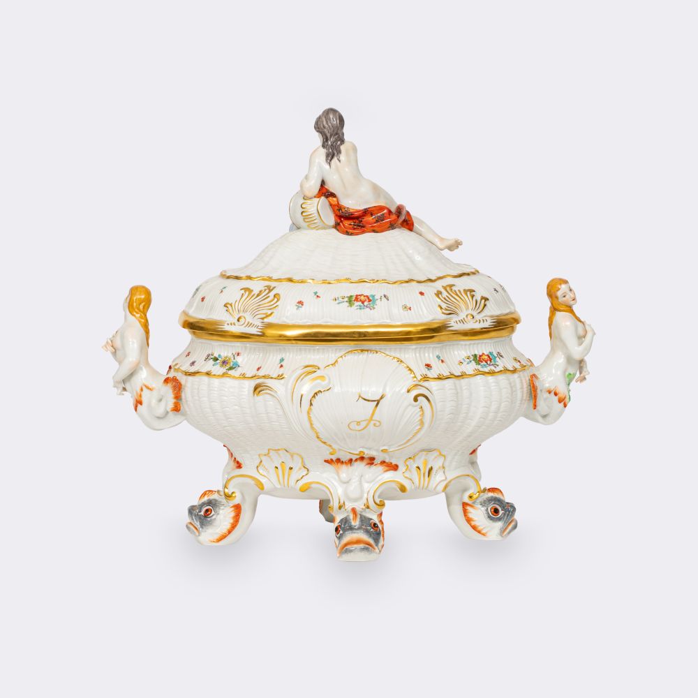 Magnificent lidded tureen from the swan service with nymph - image 2