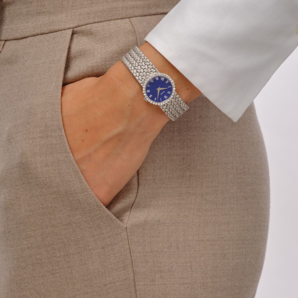 Exquisite Women's Wristwatch with Diamonds - image 4