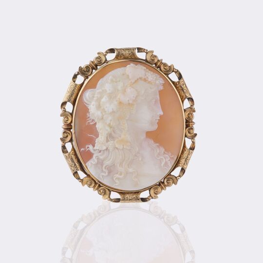 Large antique Cameo Brooch 'Bacchantin'
