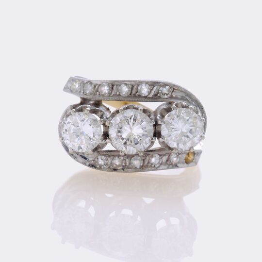 Vintage Diamond Ring with 3 Solitaires Diamonds