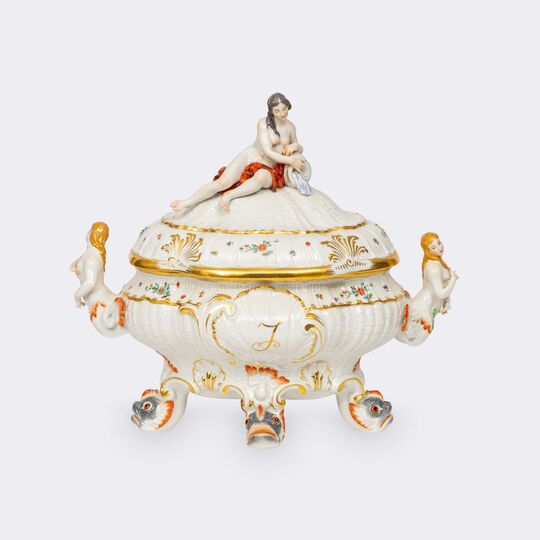Johann Joachim Kaendler - Magnificent lidded tureen from the swan service with nymph
