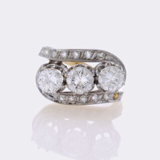  - Vintage Diamond Ring with 3 Solitaires Diamonds