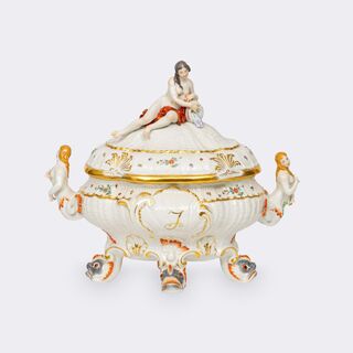 Johann Joachim Kaendler - Magnificent lidded tureen from the swan service with nymph